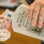 pisco sour recipe pouring pisco porton moste verde