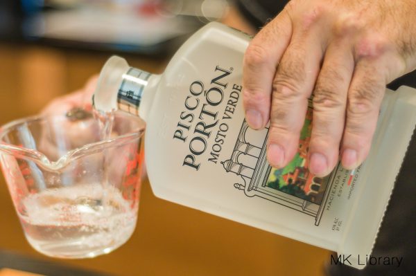 Pisco sour recipe pouring pisco porton moste verde