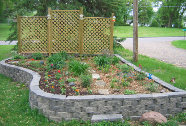 Retaining wall block raised bed