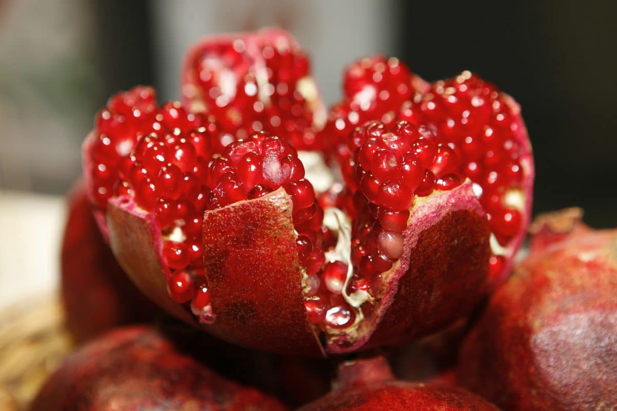 Open pomegranate, how to open a pomegranate