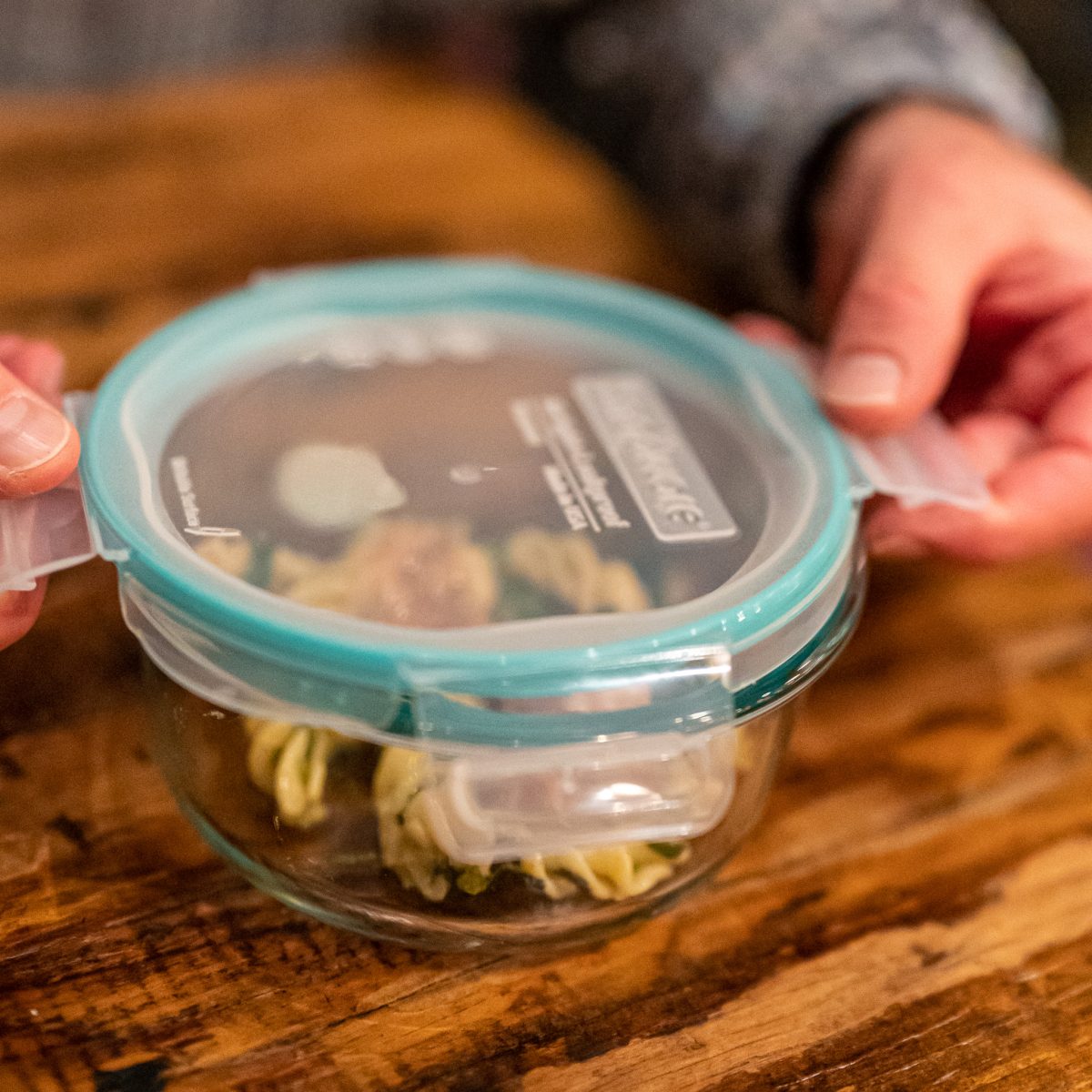 Sustainable dining out to go container reusable round