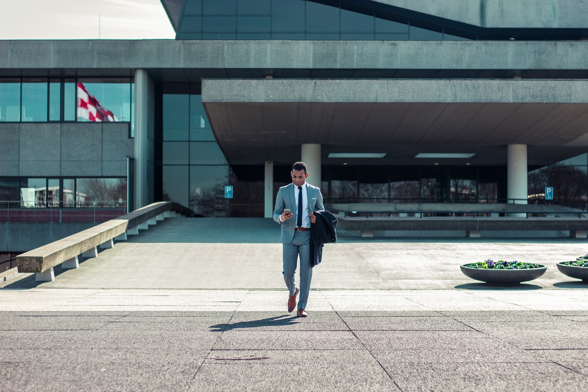 8 costly mistakes to avoid when choosing a lawyer