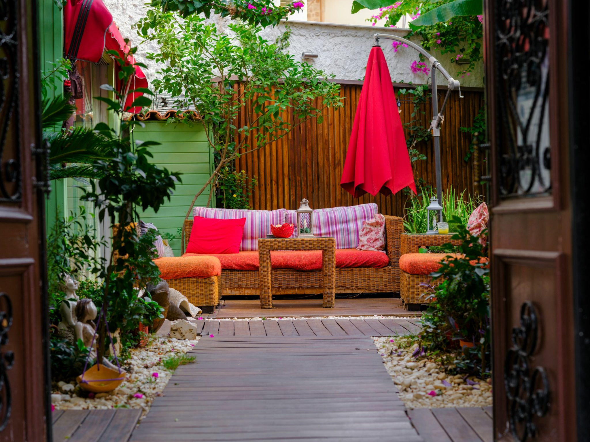 Garden romance: elevate your outdoor space with stunning decorative accents