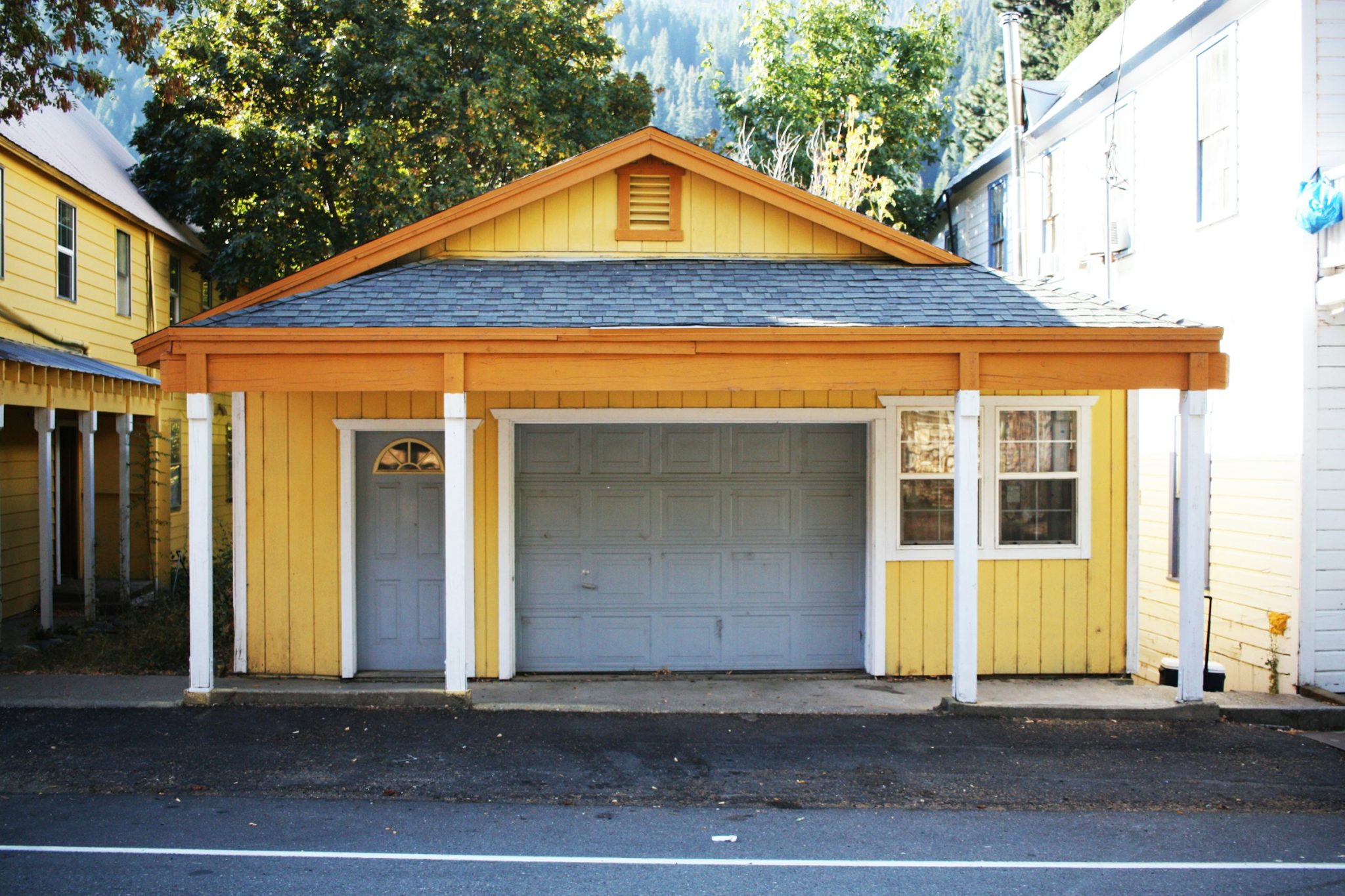 Need a garage door repair? Here are some handy tips for homeowners