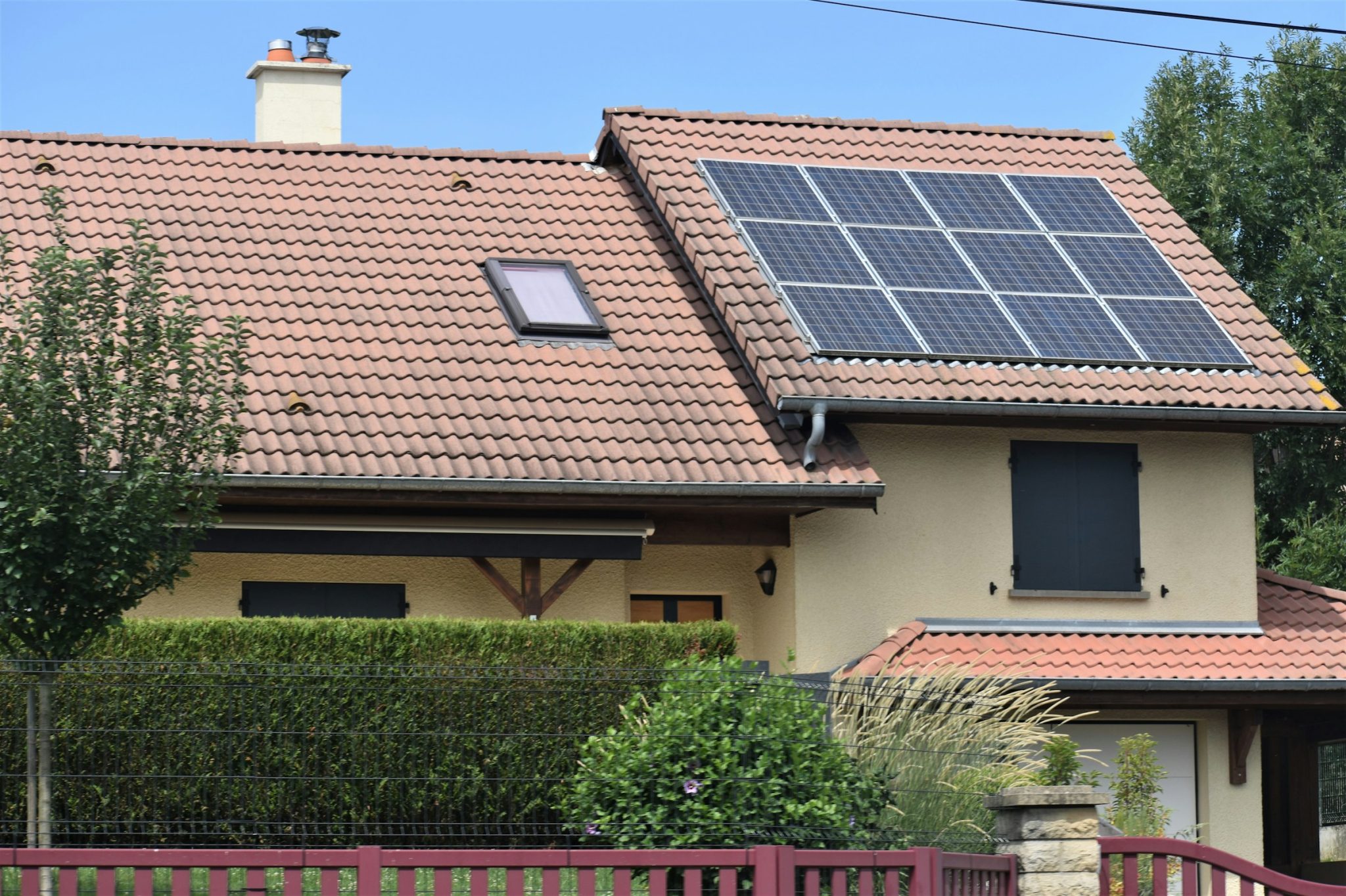 Understanding the benefits of affordable hybrid solar inverter systems
