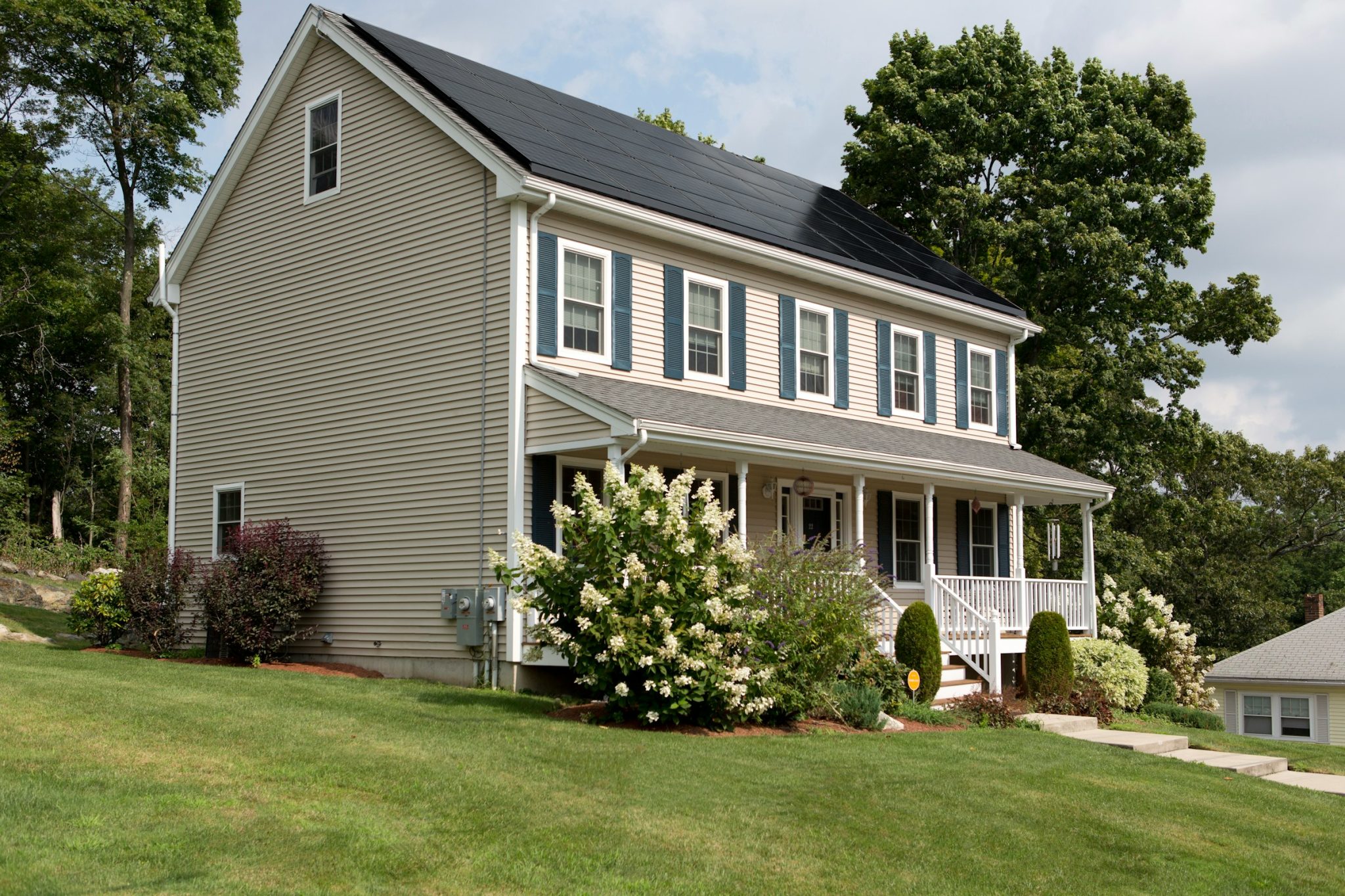 Understanding the technology behind solar hybrid inverters and how they work