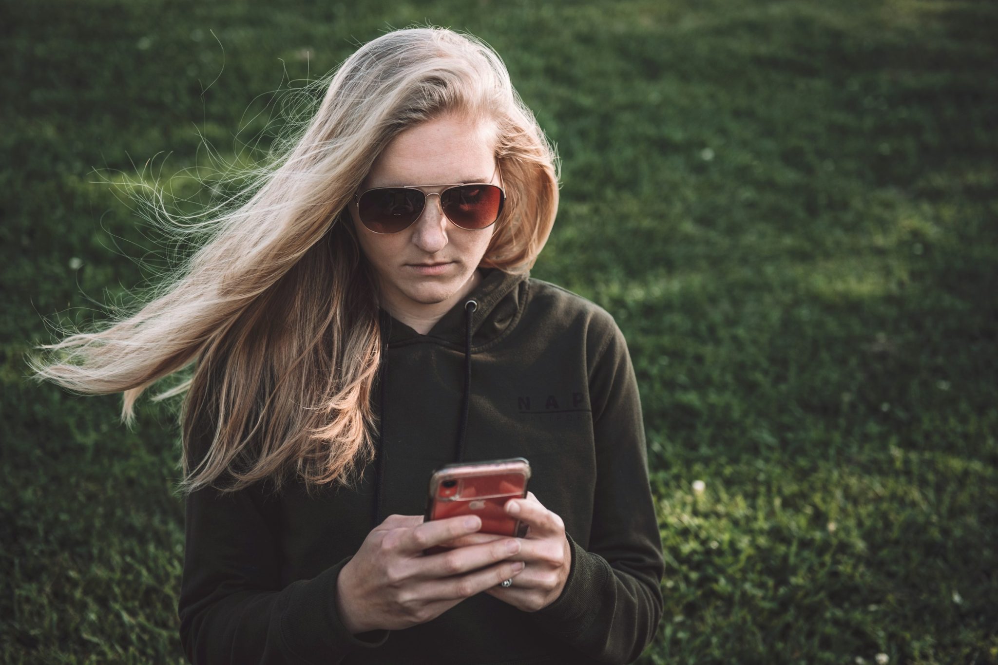 Identifying and avoiding online swindlers