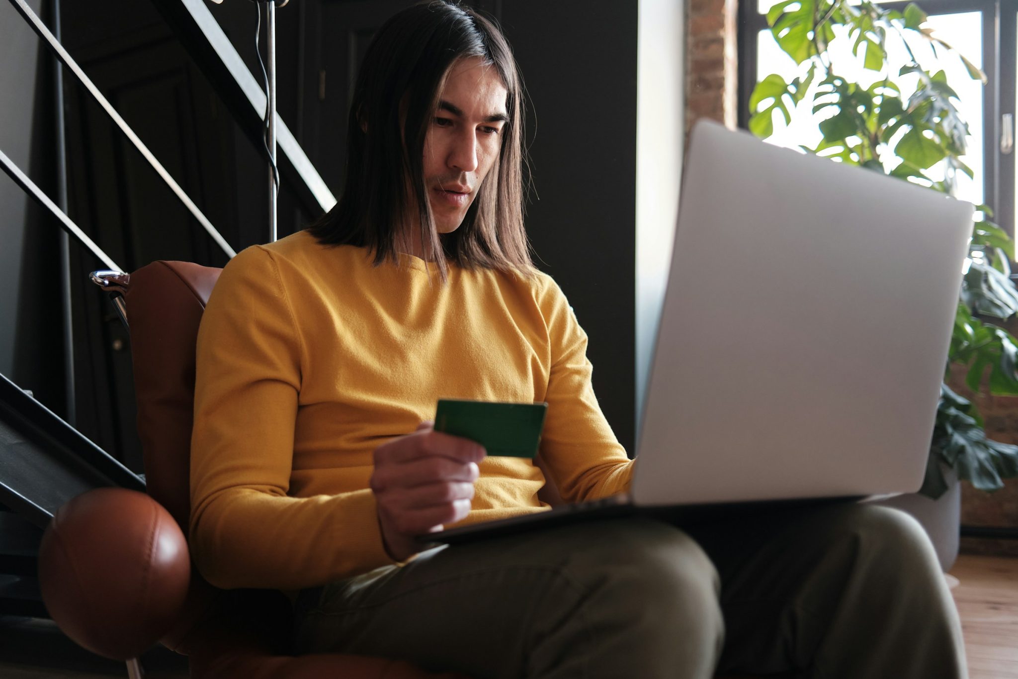 Identifying and avoiding online swindlers