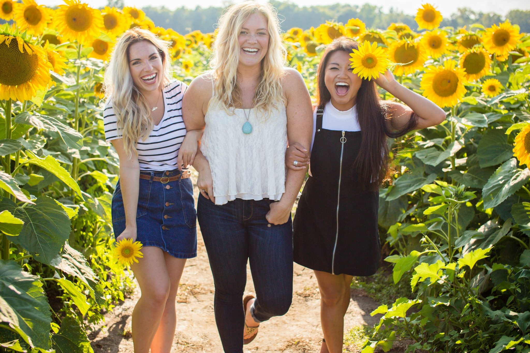Stay chic and cozy: women's fashion tips for outdoor activities