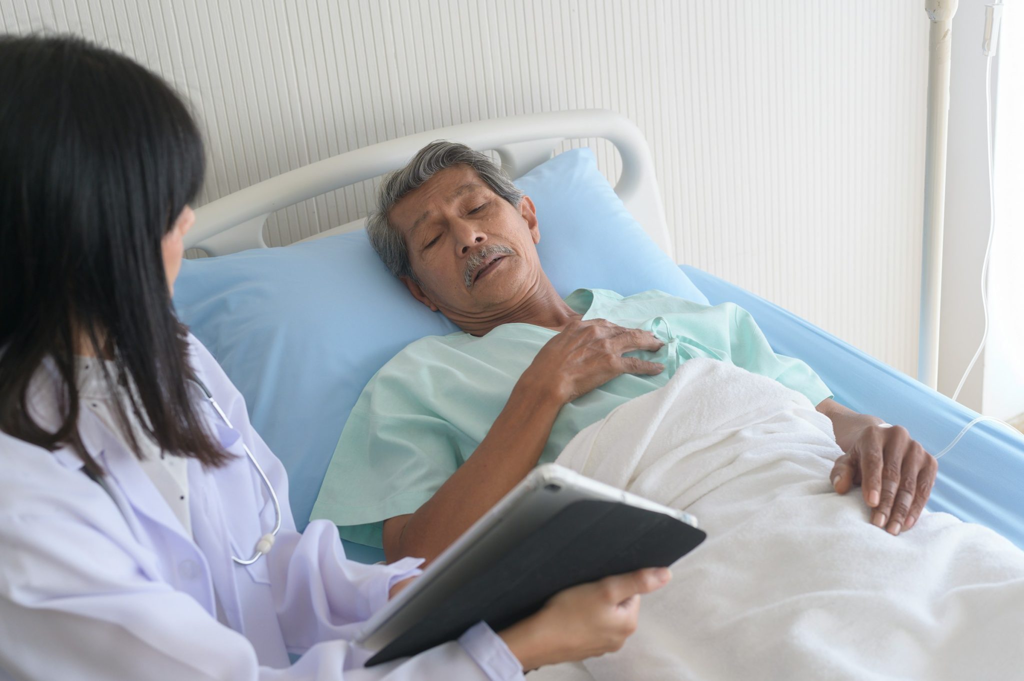 Why a hospice medical social worker is vital for comprehensive care