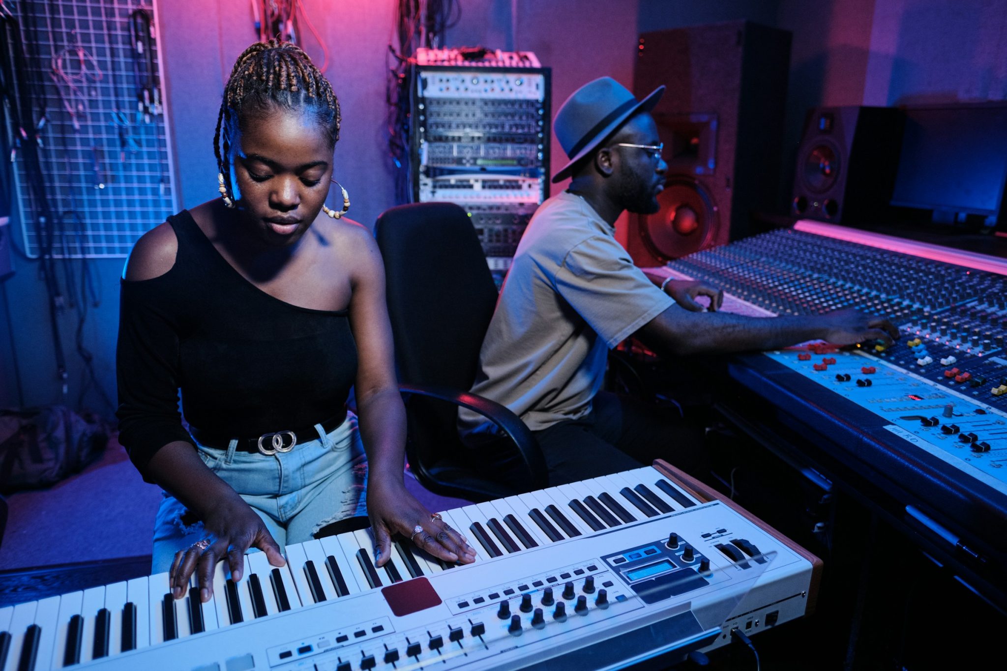 How independent artists can benefit from music promotion services