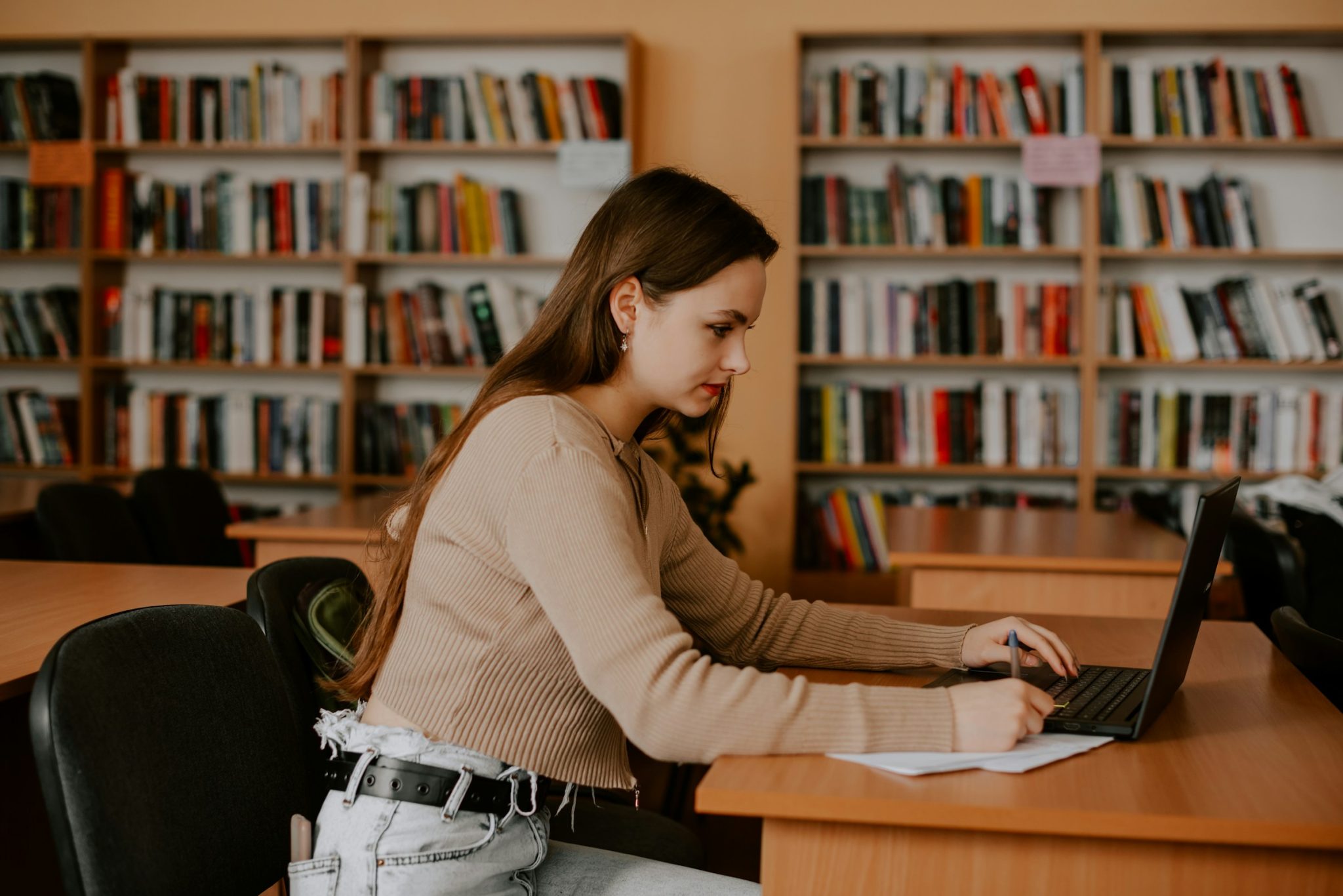 What are effective tools for managing online learning resources?