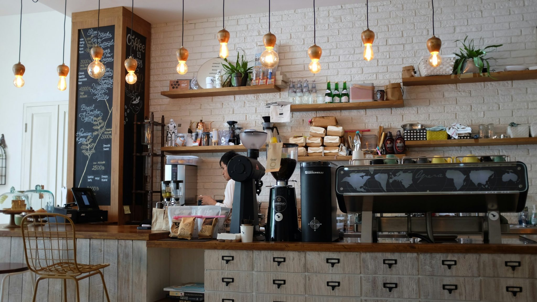 How small cafes can survive off-peak hours using smart cash flow