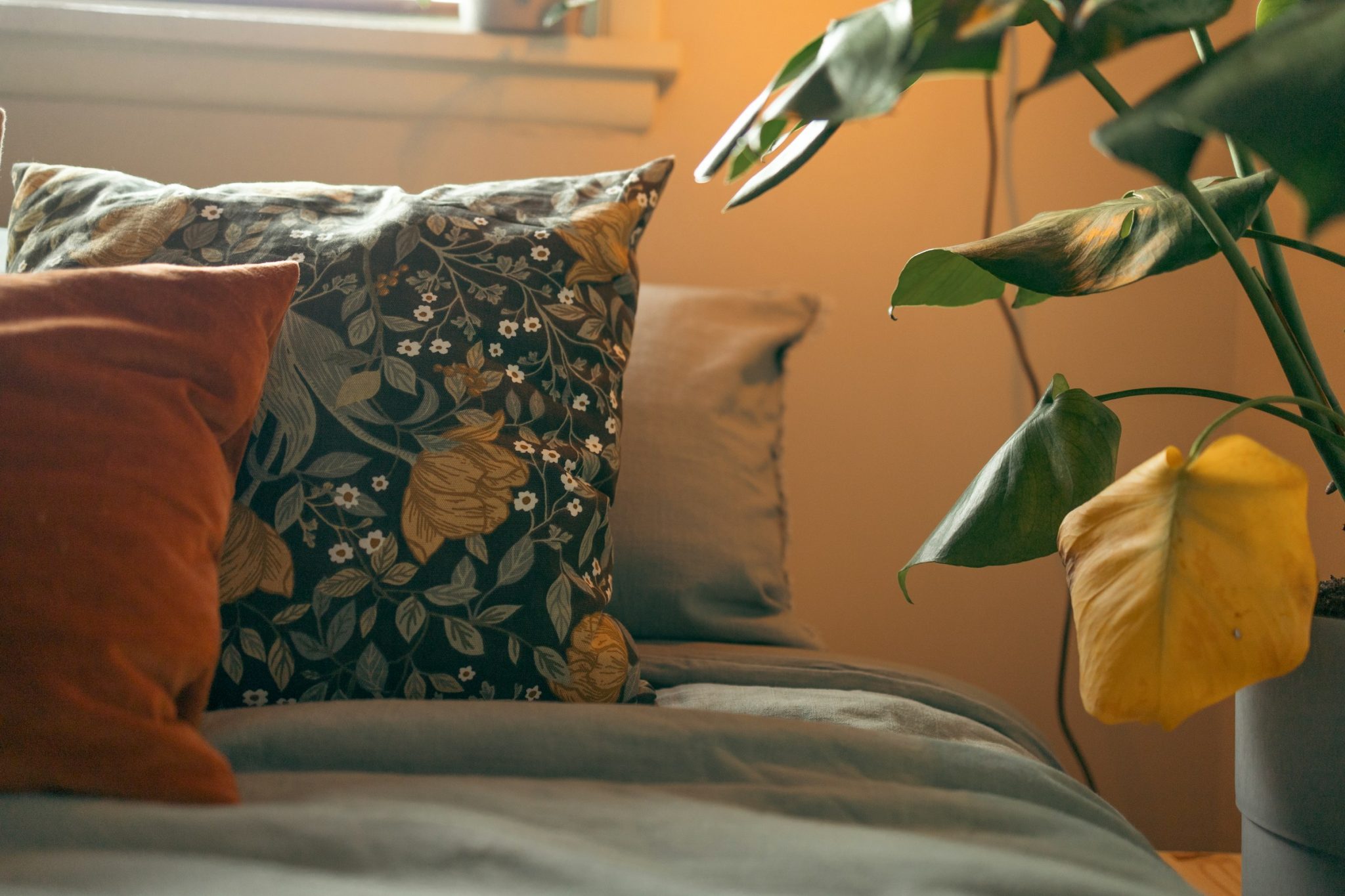 How throw pillows transform the look of your bedroom - latestbedding guide