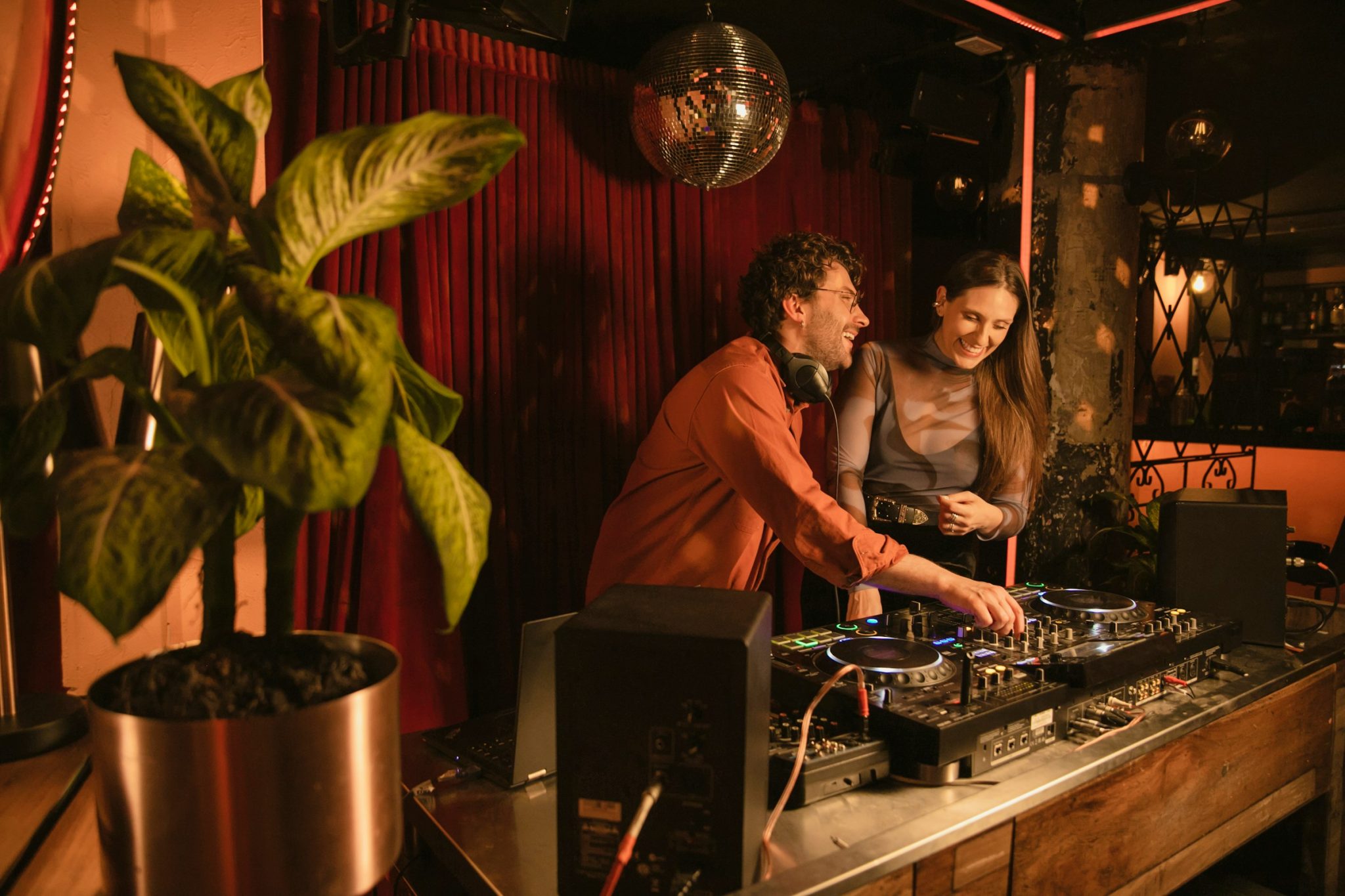 How djs can help shape the flow of your event
