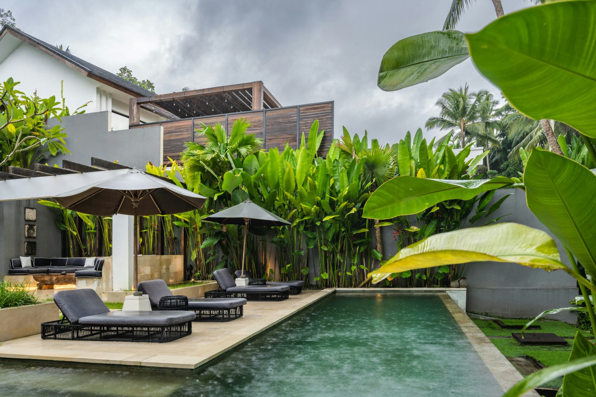 How thoughtful poolside seating transforms outdoor relaxation spaces