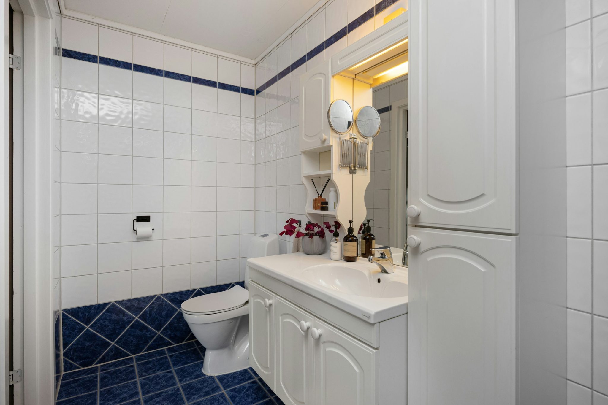 Small bathroom makeover ideas that maximize space