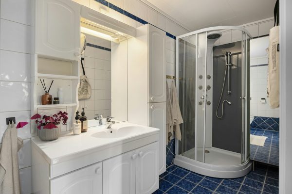 Small bathroom makeover ideas that maximize space