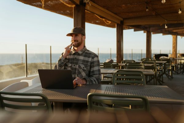 Travel tips for digital nomads: how to manage money on the road