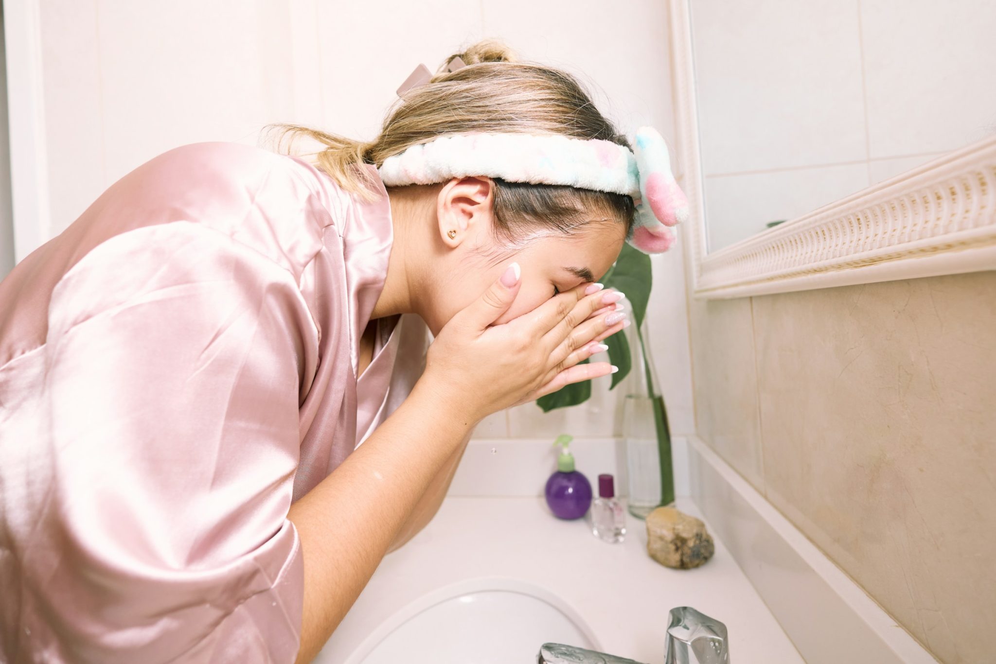 7 benefits of facial cleanser that go way beyond just washing your face