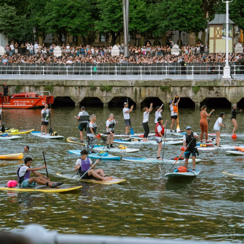 Your first paddle board race: from casual paddler to the starting line 3 a real paddler's guide to entering your first sup race. Science-backed training plan, gear breakdown, pacing strategy, and what nobody tells you about race day. Stand-up paddleboarders gathering on an urban river for a race event with spectators along the embankment