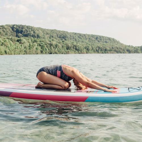 The sup stretching guide: targeted relief for obliques, shoulders, and chest 2 science-backed stretches for paddle boarders targeting tight obliques, shoulders, and pectorals. Dynamic warm-ups, static cool-downs, and pnf techniques with peer-reviewed evidence. Woman in child's pose stretching on a paddle board on a calm forested lake