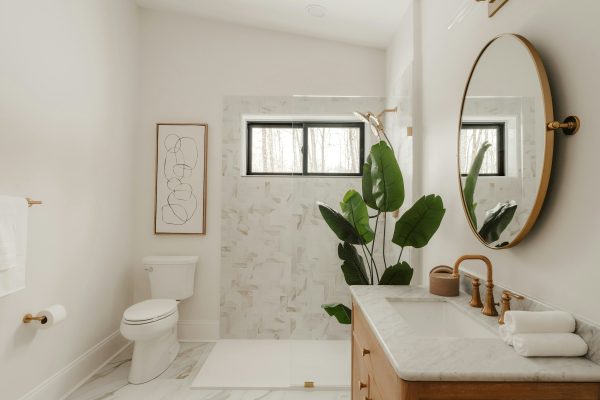 How to design a small bathroom that doesn’t feel small