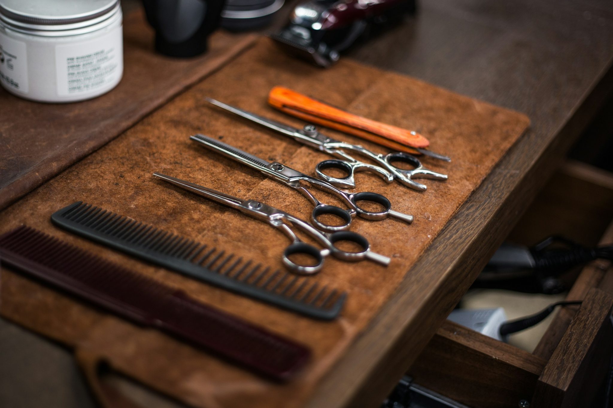 Hair shear features that matter to professional stylists