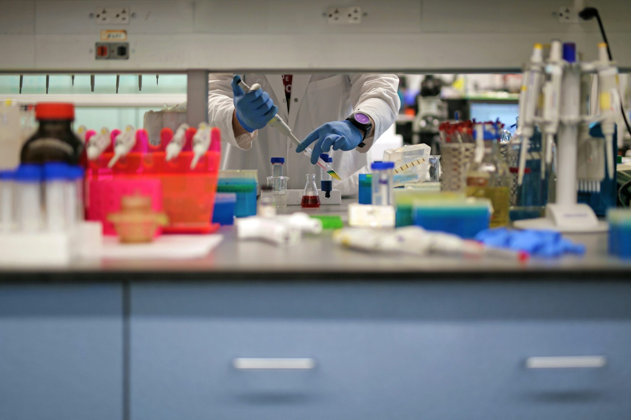 What to look for in a laboratory beaker supplier for research