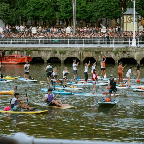 Your first paddle board race: from casual paddler to the starting line 3 a real paddler's guide to entering your first sup race. Science-backed training plan, gear breakdown, pacing strategy, and what nobody tells you about race day. Stand-up paddleboarders gathering on an urban river for a race event with spectators along the embankment
