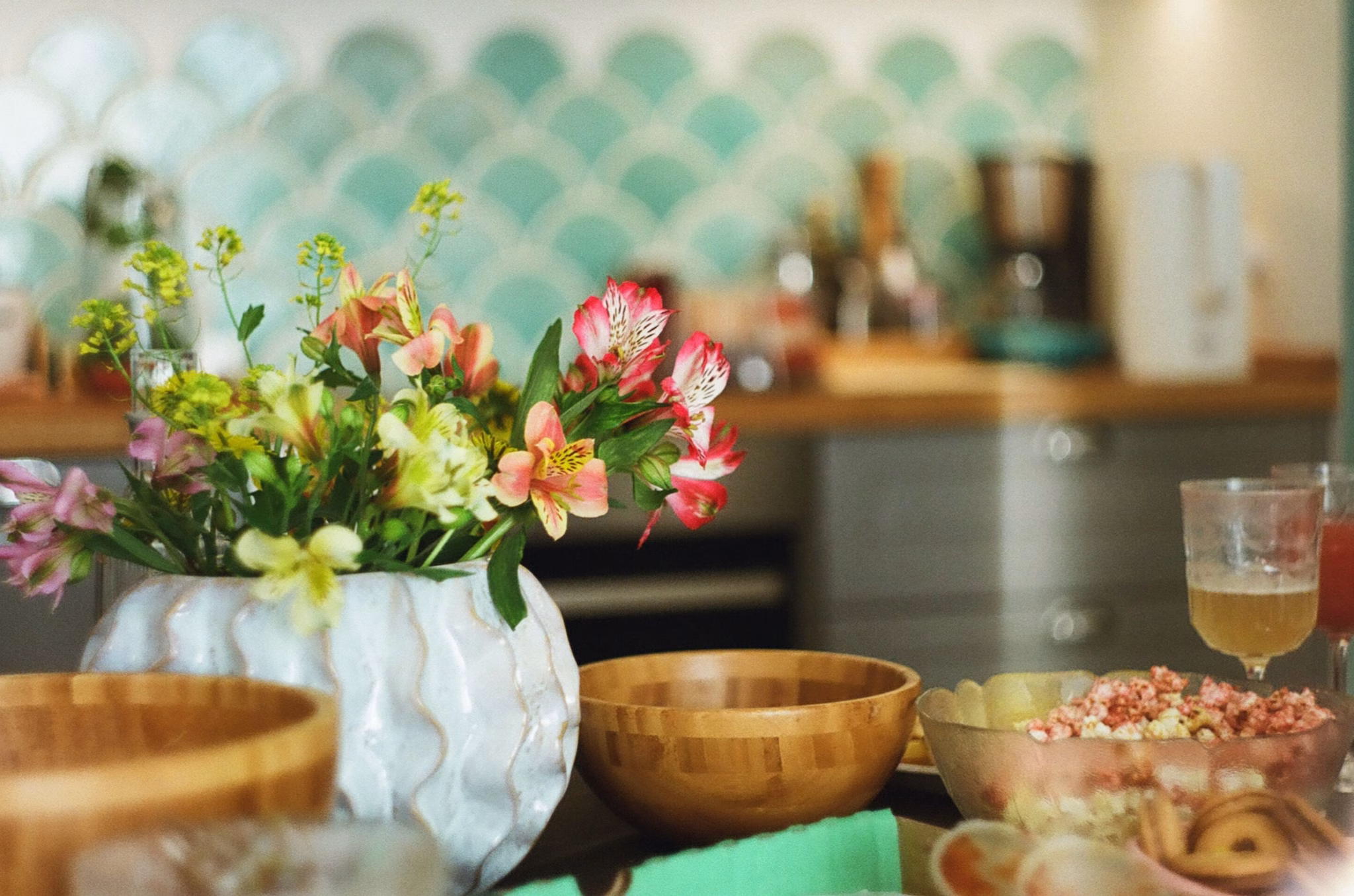 The art and science of keeping flowers at home 2 a display at the california state fair, put together by a sacramento wholesaler called flora fresh, makes a bold claim: a bunch of flowers on your counter can measurably lower your stress. A vase of fresh cut flowers on a kitchen table at home