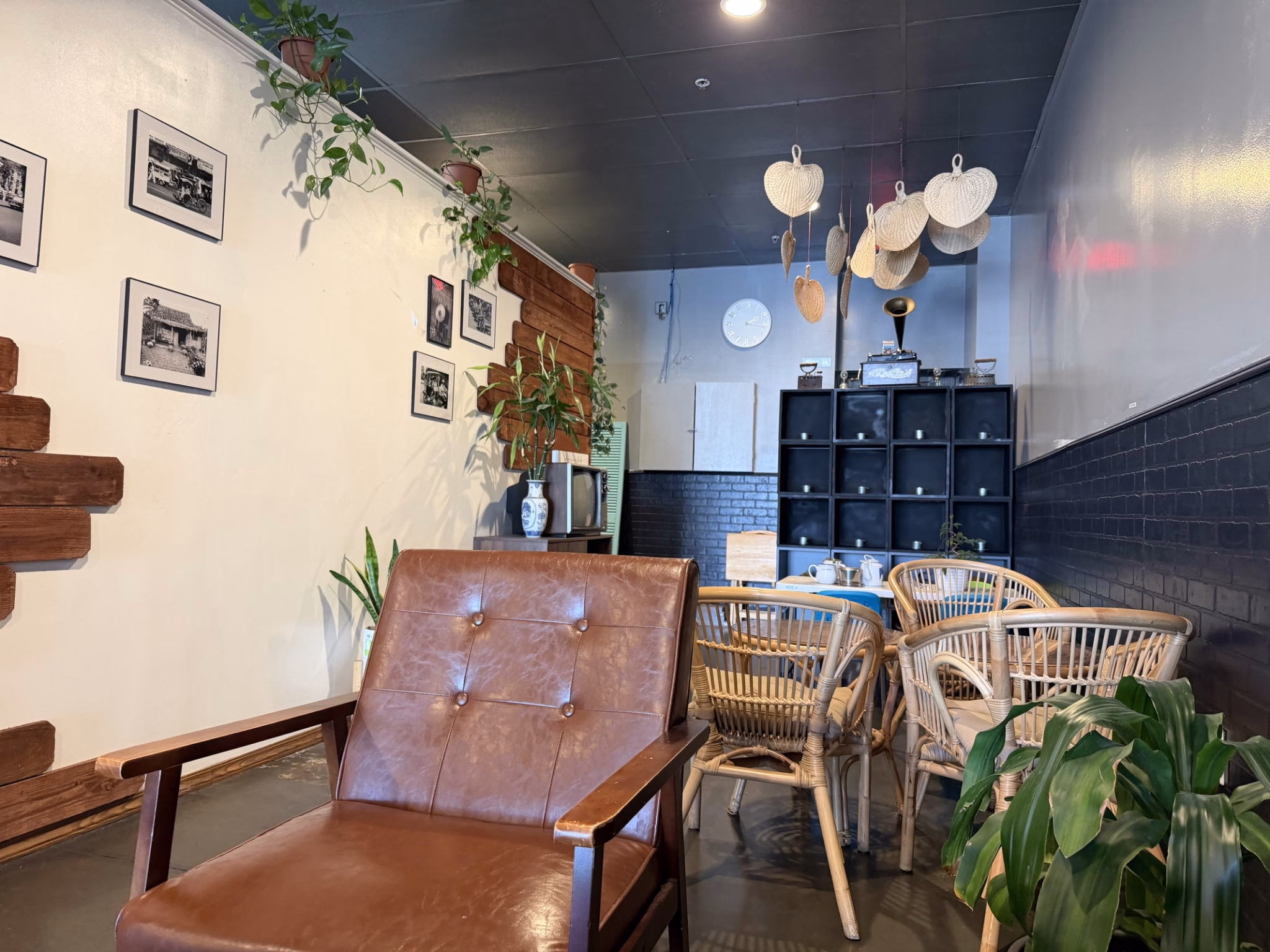The best coffee shops in sacramento 36 here is your comprehensive list of the best coffee shops in sacramento. *spoiler: there are many to choose from. Mid-century corner at ca phe phin with framed black and white photographs, hanging cups, trailing plants and a brown leather chair