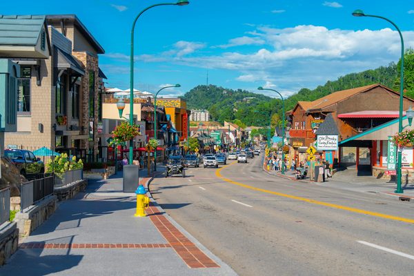 How to plan a smoky mountain escape in gatlinburg 4 gatlinburg has a way of feeling busy and peaceful at the same time. One minute, you’re near family attractions and mountain views. The next, you’re winding up a wooded road where the noise drops off fast. If you want a trip that feels restful without cutting you off from things to do, a cabin stay can hit that sweet spot. You get privacy, scenery, and enough flexibility to shape the trip around how you actually like to travel. How to plan a smoky mountain escape in gatlinburg