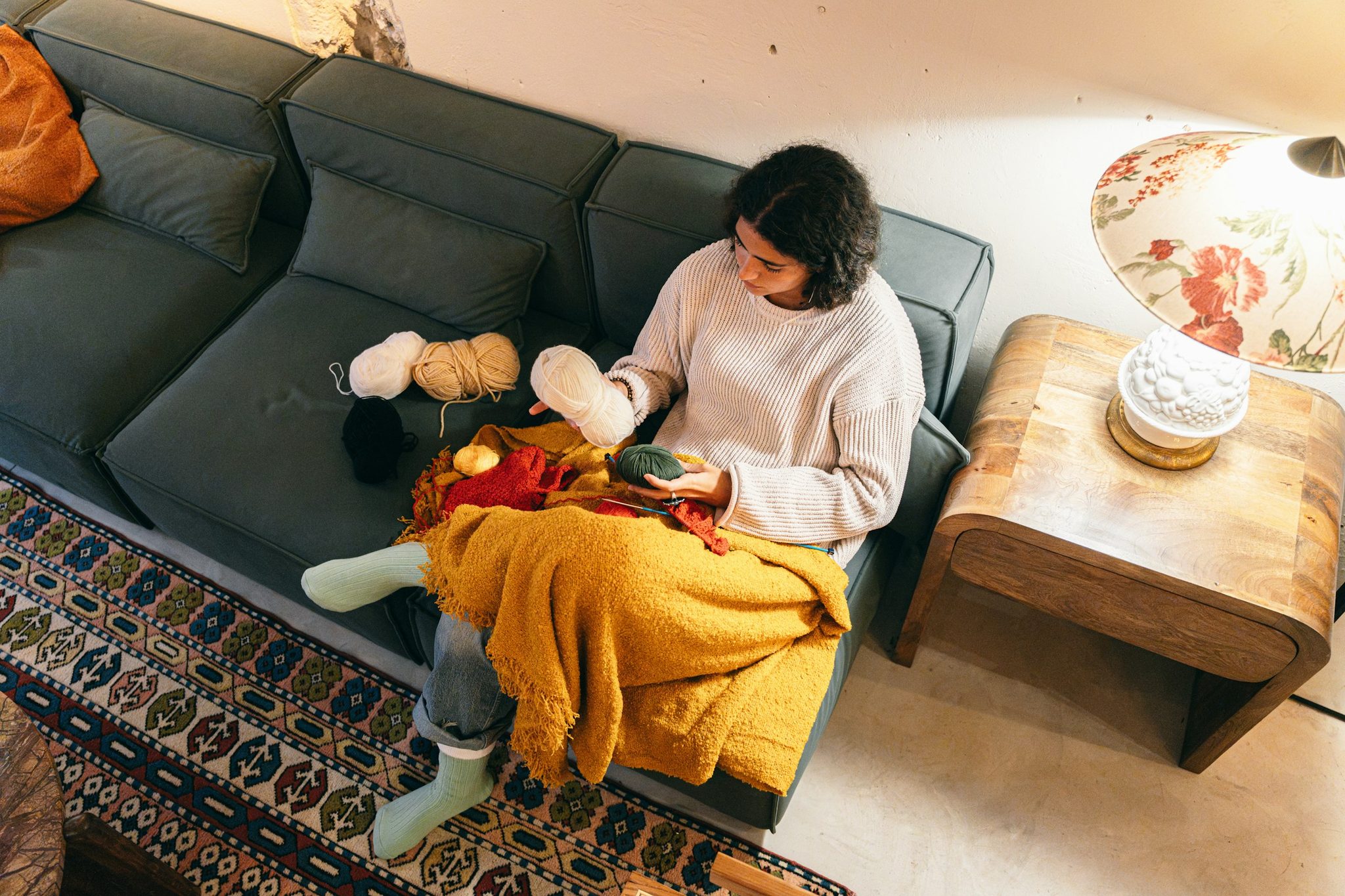 How to arrange a 3-seater sofa in a compact living room 2 a 3-seater sofa can provide comfortable seating without taking over a compact living room when the layout is planned carefully. The right position can improve movement, make better use of available floor space and create a more organised setting. From placing the sofa against a wall to pairing it with appropriately sized coffee tables, small adjustments can make a noticeable difference to the overall layout. How to arrange a 3-seater sofa in a compact living room